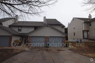 Building Photo - 311 NE Timbercreek Dr