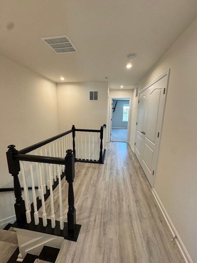 Building Photo - Spacious, Modern Condo in Owings Mills — M...