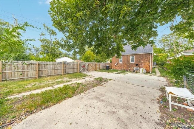 Building Photo - 16253 Strathmoor St