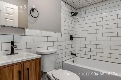 Building Photo - 802 Main St