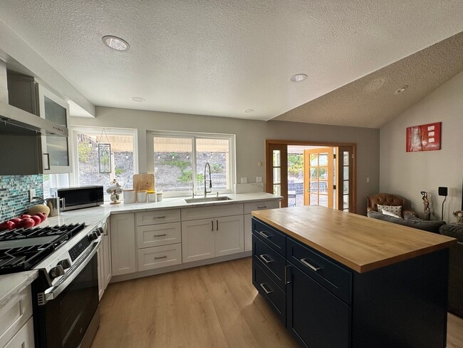 Building Photo - Beautiful 4-Bedroom + Loft Home in Desirab...