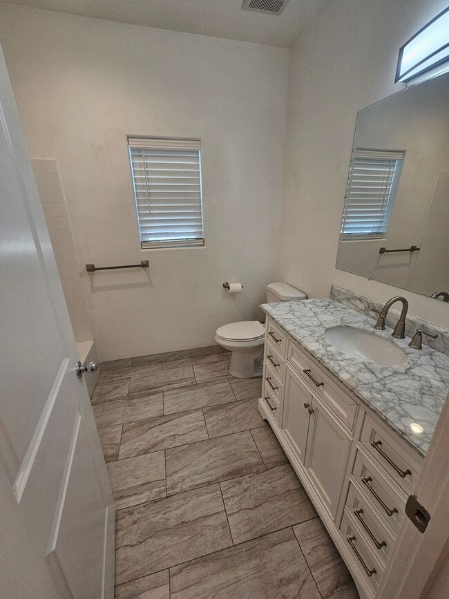 Building Photo - 3 Bedroom 2 Bathroom Duplex for Rent in Corning!