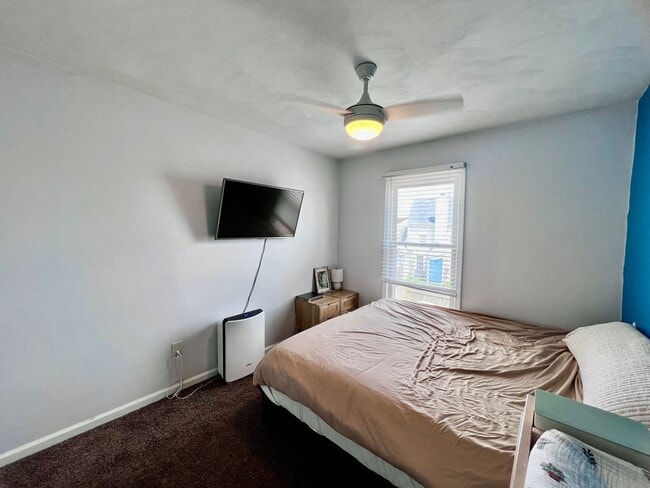 Building Photo - Come see this gorgeous townhouse in the desirable Ocean Lakes community!