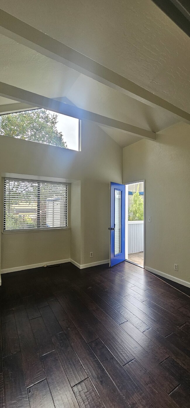 Building Photo - Charming Townhome  w/Bonus Loft and fenced...