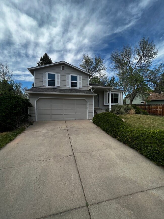 Building Photo - 3 bed, 1 bath Tri-level Home in Foxstone Neighborhood