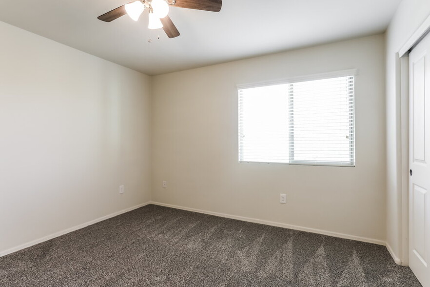 Building Photo - 910 W Calle Arroyo Norte