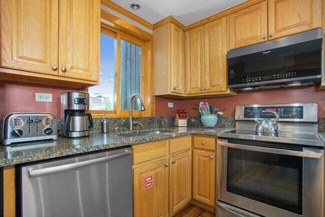 Building Photo - 1550 Amble Dr