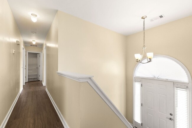 Building Photo - Charming Flowery Branch Home!