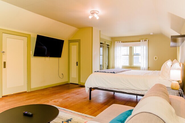 Building Photo - 517 NE Fargo St