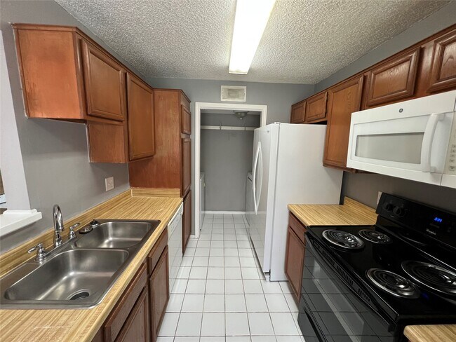 Building Photo - 8479 Sands Point Dr