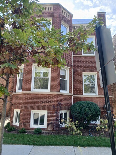 Primary Photo - 2221 W Winnemac Ave