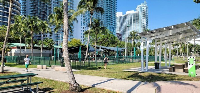 Building Photo - 1750 N Bayshore Dr