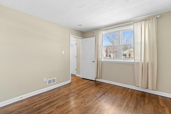 Building Photo - 2063 Inchcliff Rd