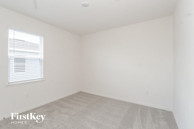 Building Photo - 426 Reina Wy