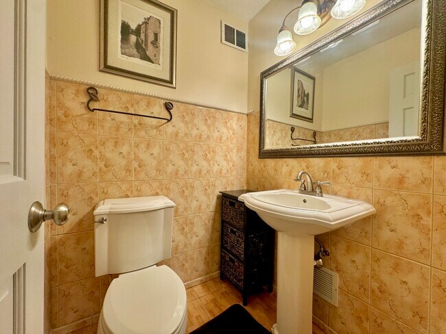 Building Photo - 5600 Hillcrest Ln