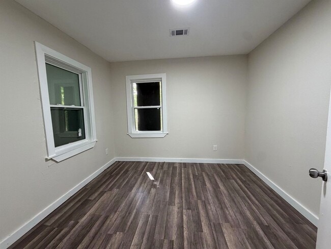 Building Photo - 8 E Brooks Rd