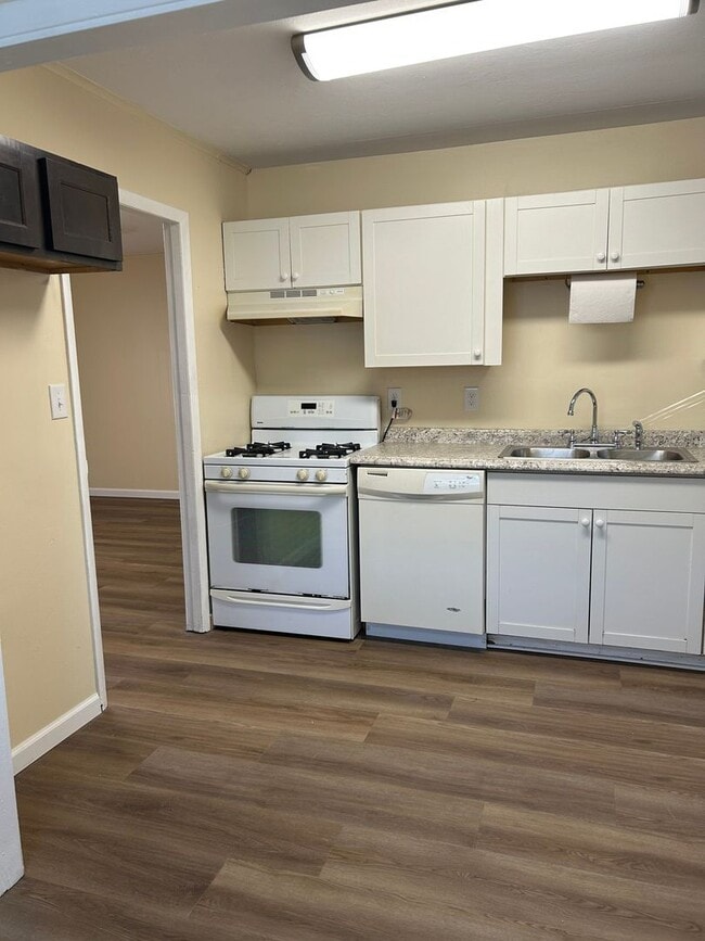 Building Photo - 3 Bedroom, 1 bath home with detached 1 car...