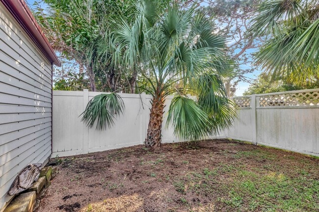 Building Photo - 3 BEDROOM 2 BATHROOM POOL HOME LOCATED IN ST. PETERSBURG