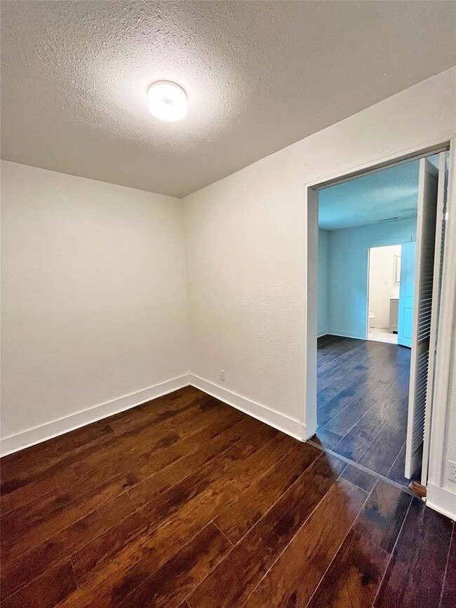 Building Photo - Remodeled 2 Bedroom, 2 Bath Home Reay for New Tenants- Lots of Storage- Near Historic Riverside- ...