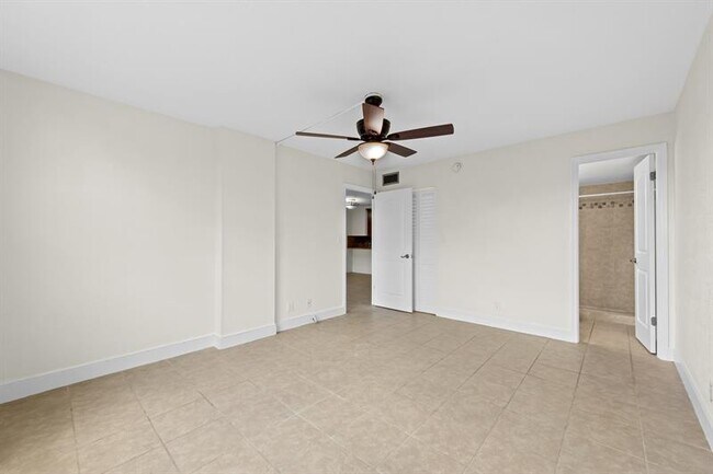 Building Photo - 111 Royal Pk Dr