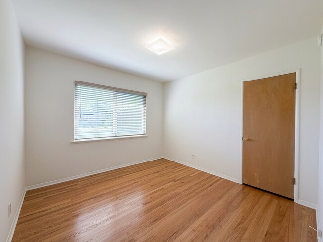 Building Photo - 962 N Calmgrove Ave