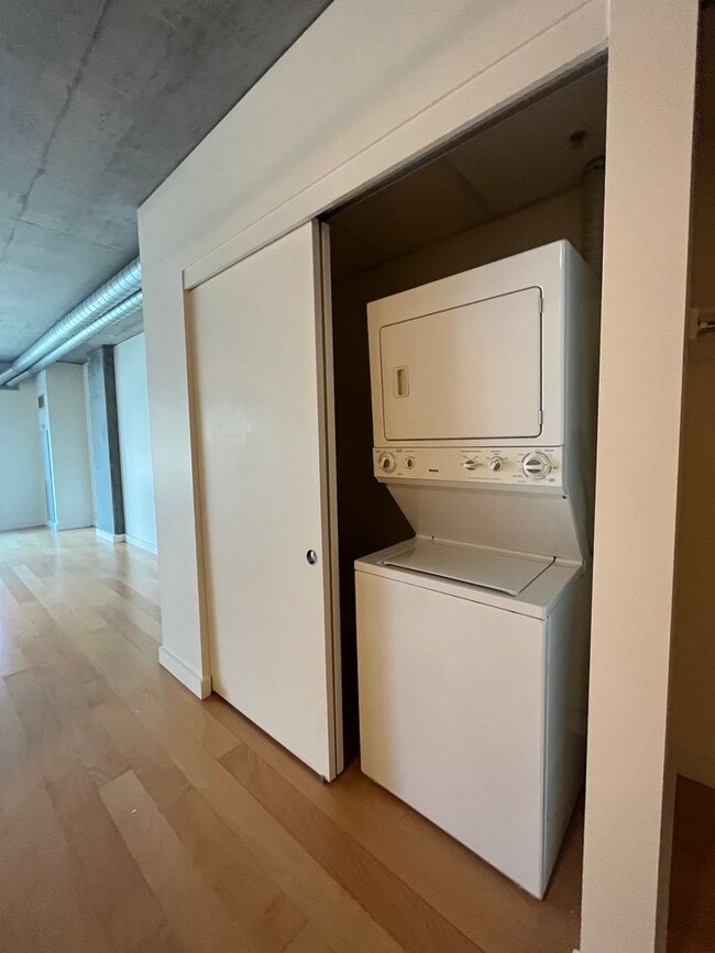 Building Photo - THE CIVIC IN GOOSE HOLLOW STUDIO BEDROOM CONDO!