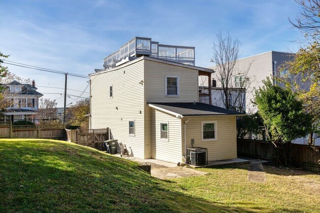 Building Photo - Amazing Anacostia 3 Bedroom with Parking I...