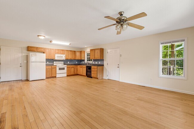 Building Photo - 3-Bedroom Home in West Asheville with Fenced-In Yard