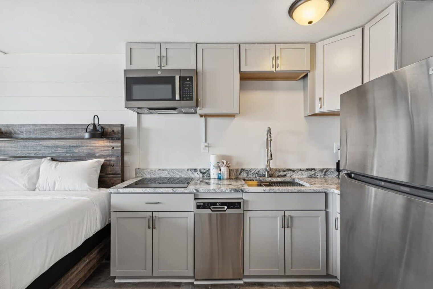 Building Photo - 8817 S Thomas Dr