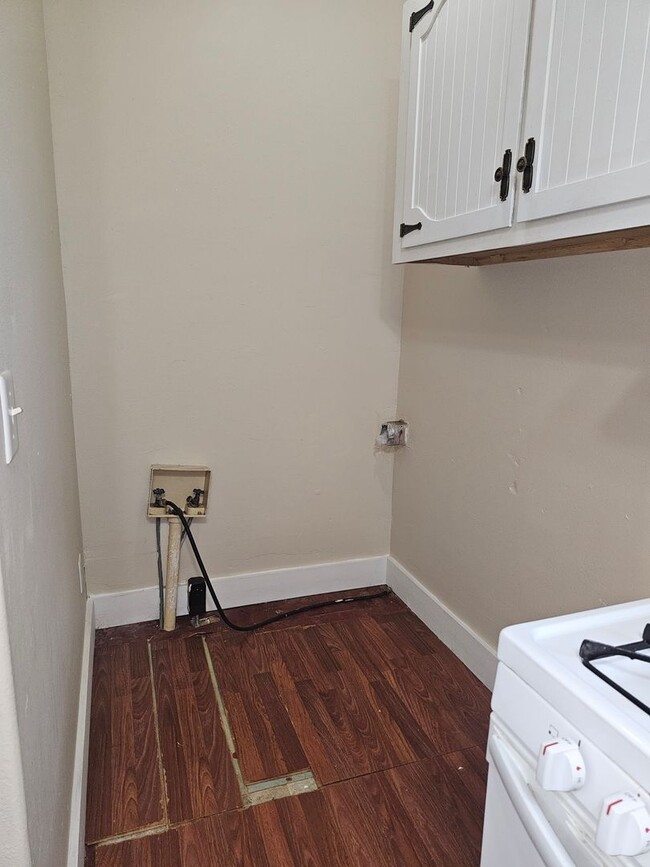 Building Photo - There is a $25 fee per application and eve...
