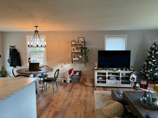 Building Photo - Charming 2 Bed, 1.5 Bath Raised Ranch