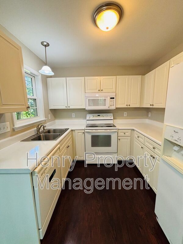 Building Photo - 104 Back Woods Cir