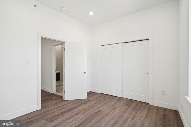 Building Photo - 5164 Ridge Ave