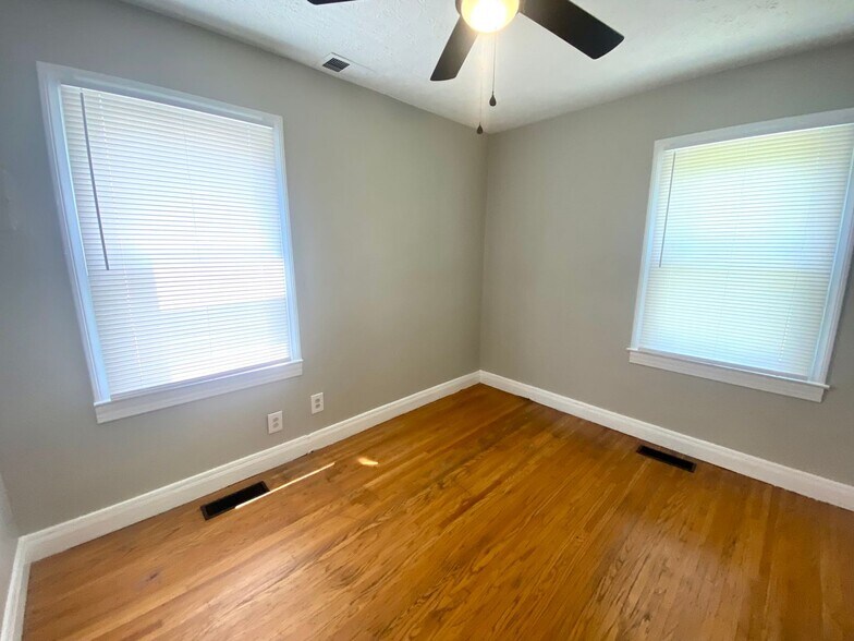 Building Photo - 4409 Sunset Ave