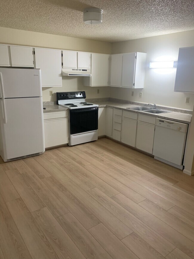 Building Photo - 631 Conifer St