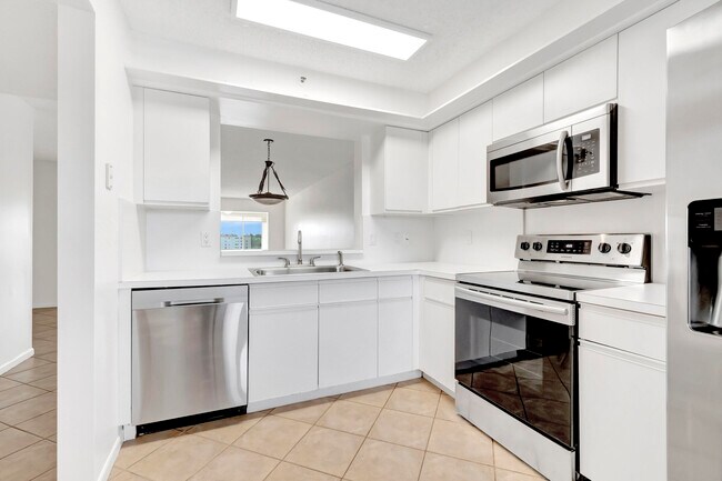 Building Photo - 14096 Huntington Pointe Dr