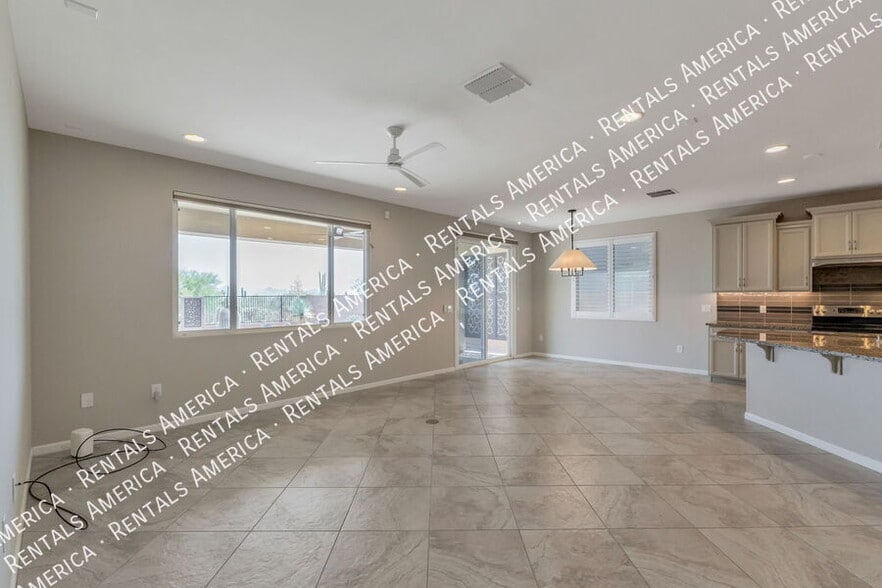 Building Photo - 7631 W Laurel Ln