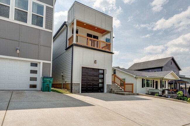 Building Photo - AVAILABLE September 1st. UPDATED 3 Bedroom...