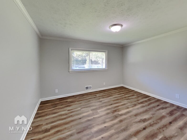 Building Photo - 906 King Dr SE