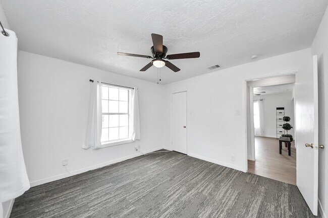Building Photo - 2210 Detering St