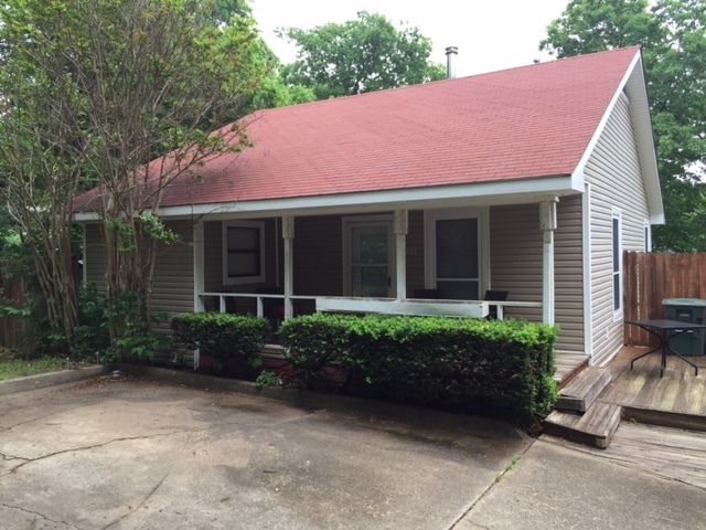 Building Photo - Cute Cottage - WALK TO CAMPUS