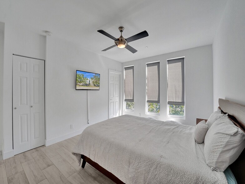 Building Photo - 703 SE 16th Ct