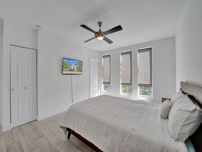 Building Photo - 703 SE 16th Ct