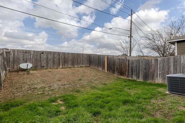 Building Photo - 2630 Gwendolyn Ln