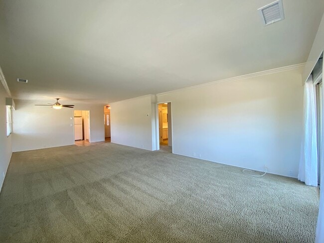Building Photo - Beautiful corner condo in Lake San Marcos