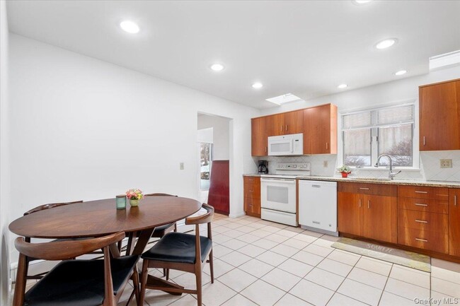 Building Photo - 712 Linda Ave