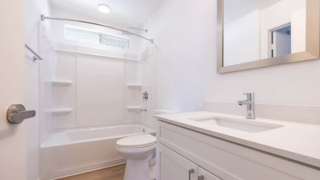 Bathroom - Oak Park Apartment Homes