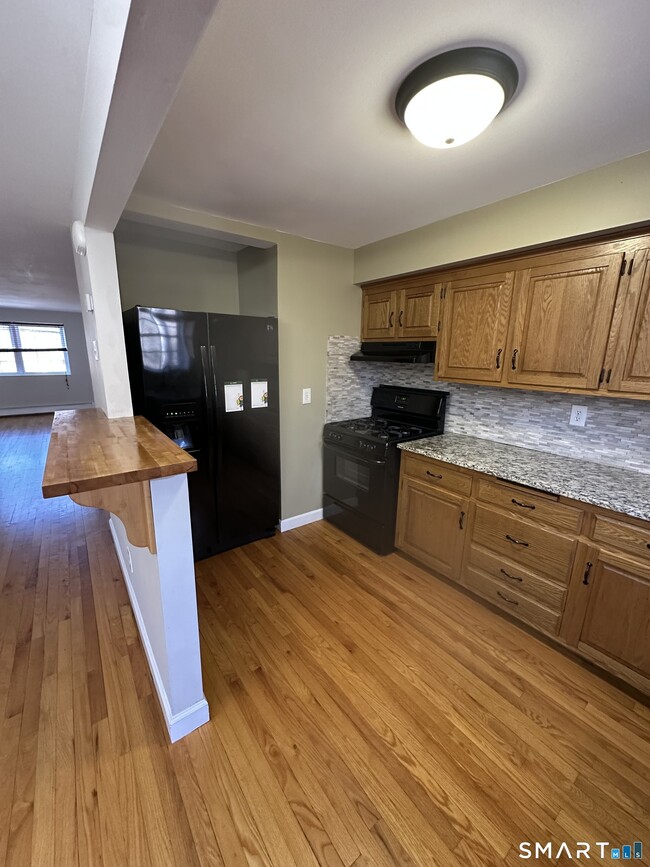 Building Photo - 1693 Litchfield Turnpike