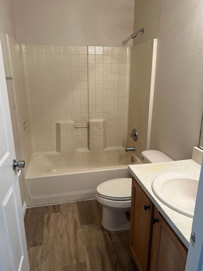 Building Photo - Spacious 3/2 with Attached 2 Car Garage in Deltona Lakes!