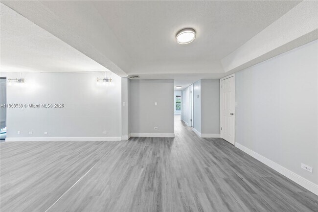 Building Photo - 3680 Inverrary Dr